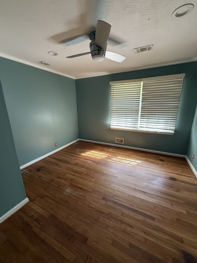 Building Photo - 111 Pinecrest Dr