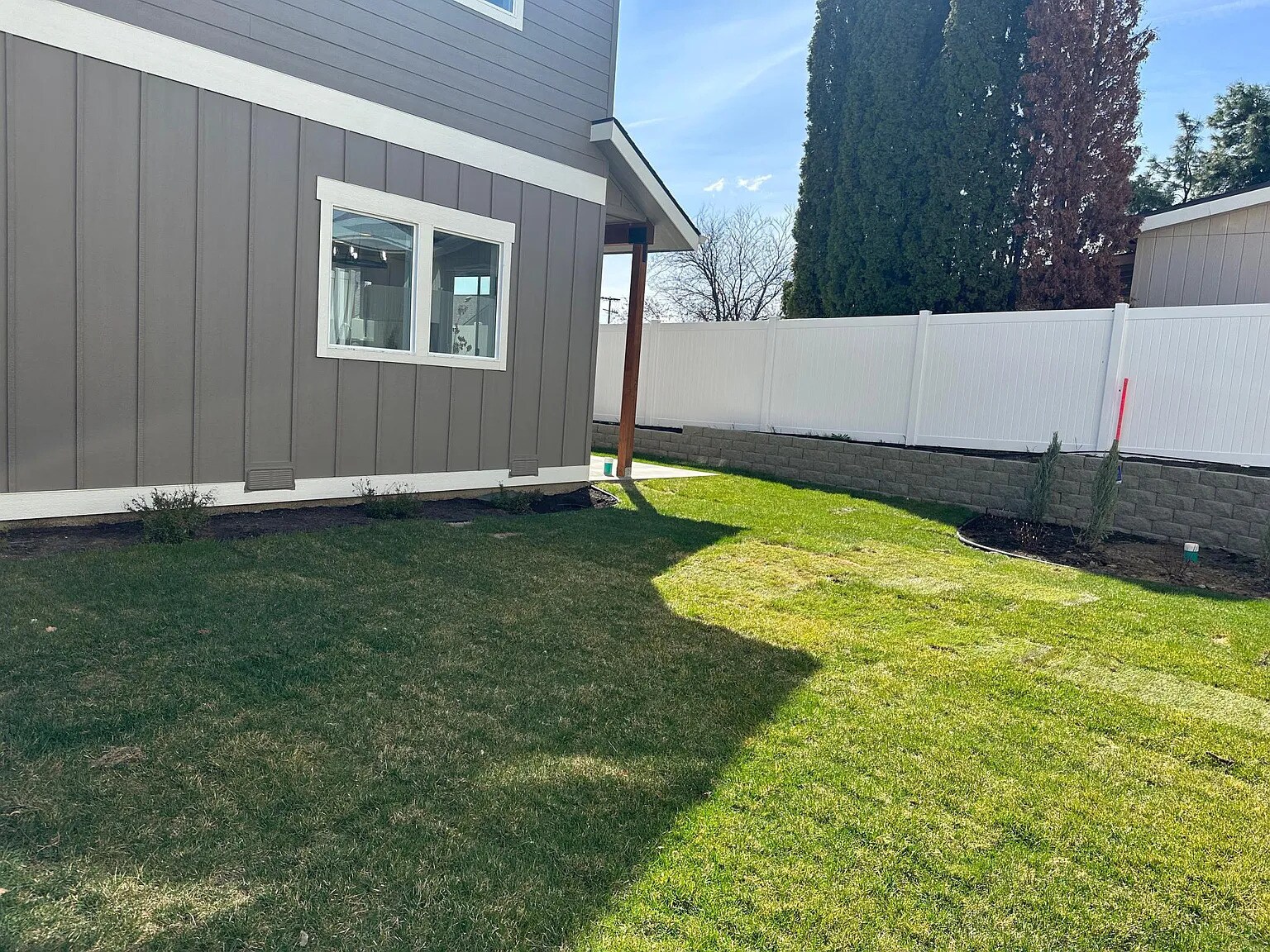 Building Photo - 910 Poplar Ave