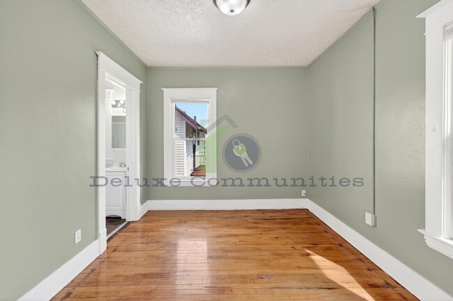 Building Photo - Beautiful Two Bedroom Lower Unit! Available NOW!!