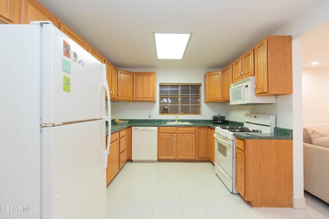 Building Photo - 637 Westview Ave