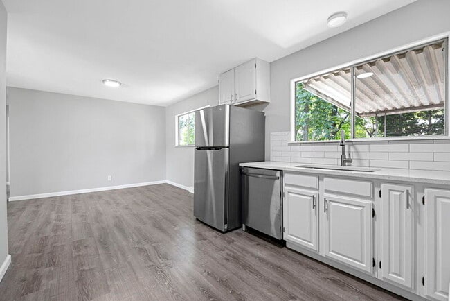 Building Photo - 906 Chula Dr