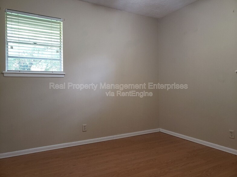 Building Photo - 1325 E Brooks St