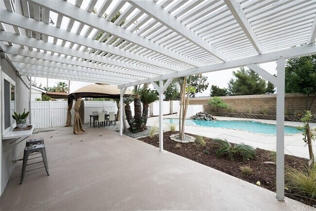 Building Photo - Impeccable 4BR 2.5BA Home with Pool, Near ...