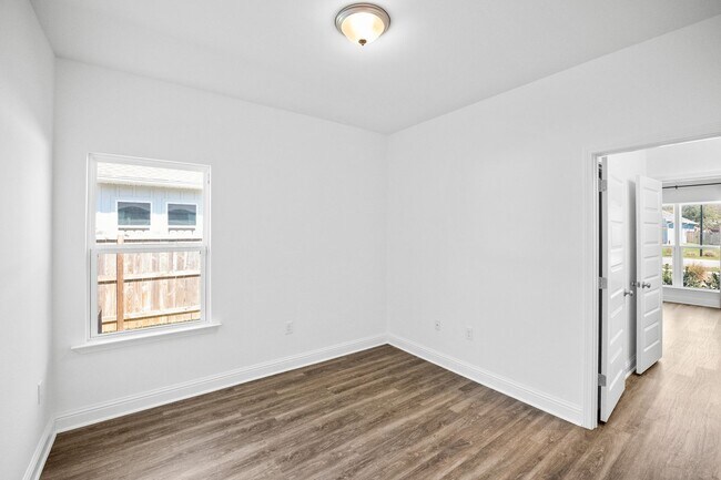 Building Photo - DON'T MISS OUT!