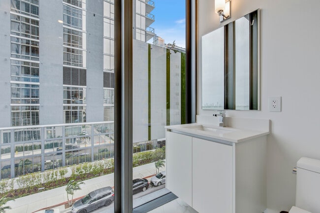 Building Photo - 700 NE 24th St