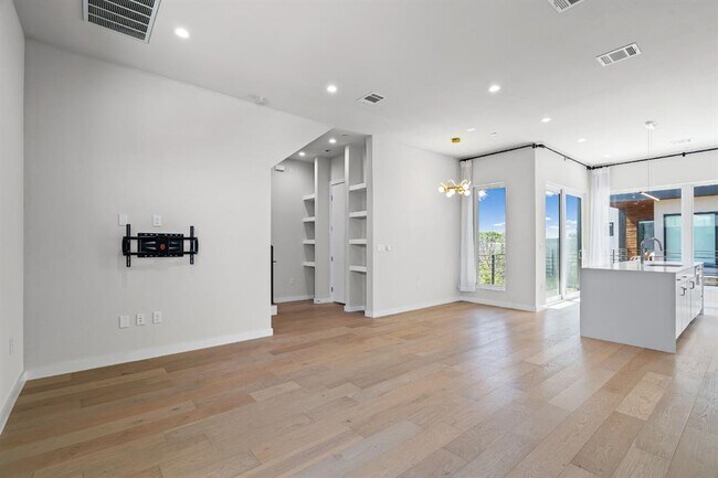 Building Photo - 5605 Sunshine Dr