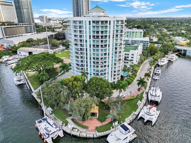 Building Photo - 401 SW 4th Ave