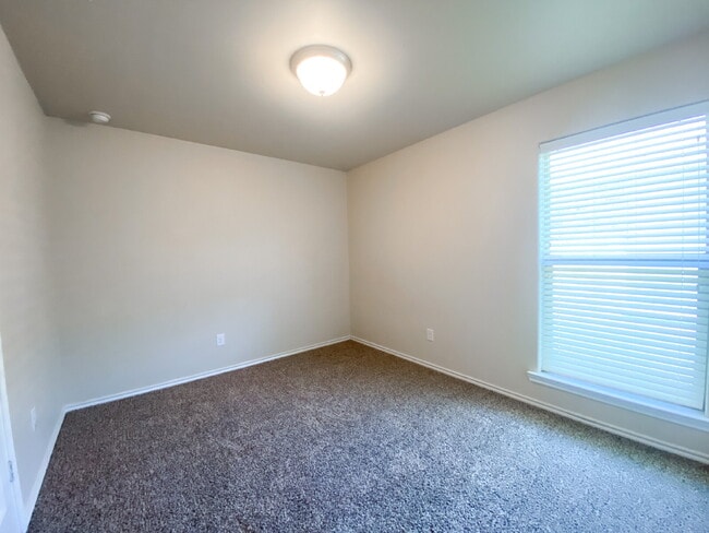Building Photo - 3/2/2 Home in Windstone!
