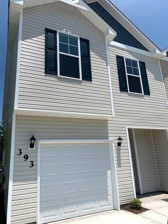 Building Photo - 3 Bedroom/2.5 Bath - Holly Ridge - The Lan...