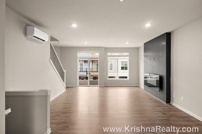 Building Photo - Lovely 3 BR | 2.5 BA Townhome | Hillsboro | Minutes from Orenco Station | Excellent Location!