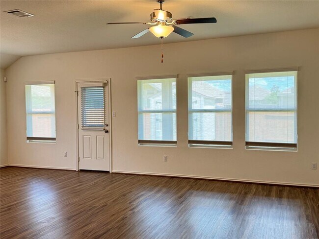 Building Photo - 105 Pearland St