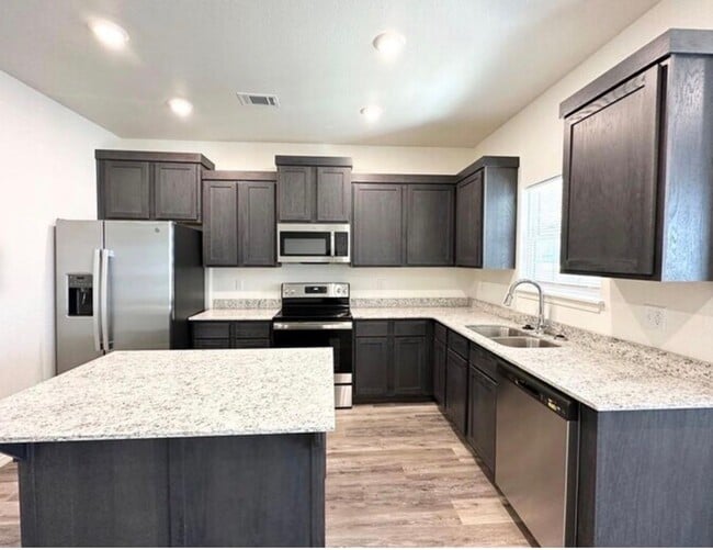 Building Photo - 1023 S Benchmark Ln