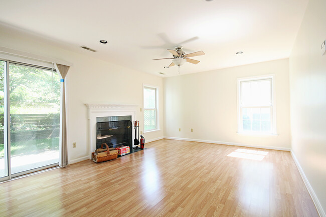 Building Photo - Pet Friendly Locust Meadows Townhome (Appl...