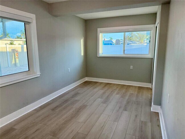 Building Photo - 745 Sunset Cove