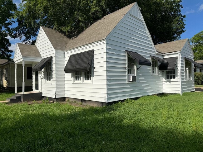 Building Photo - 2 Bedroom 1 Bath with Hardwoods for Rent