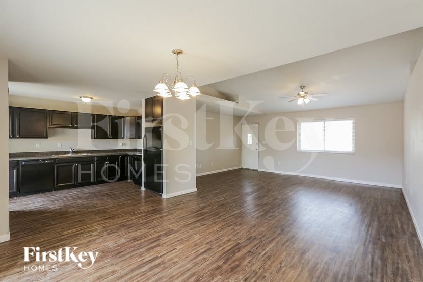 Building Photo - 1007 W 10th St