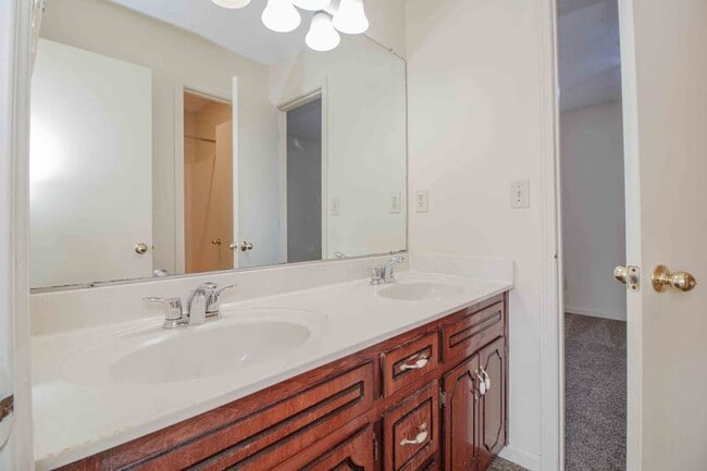 Building Photo - 2004 Tynewood Dr