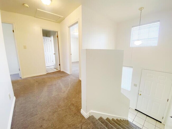 Building Photo - 707 600 W