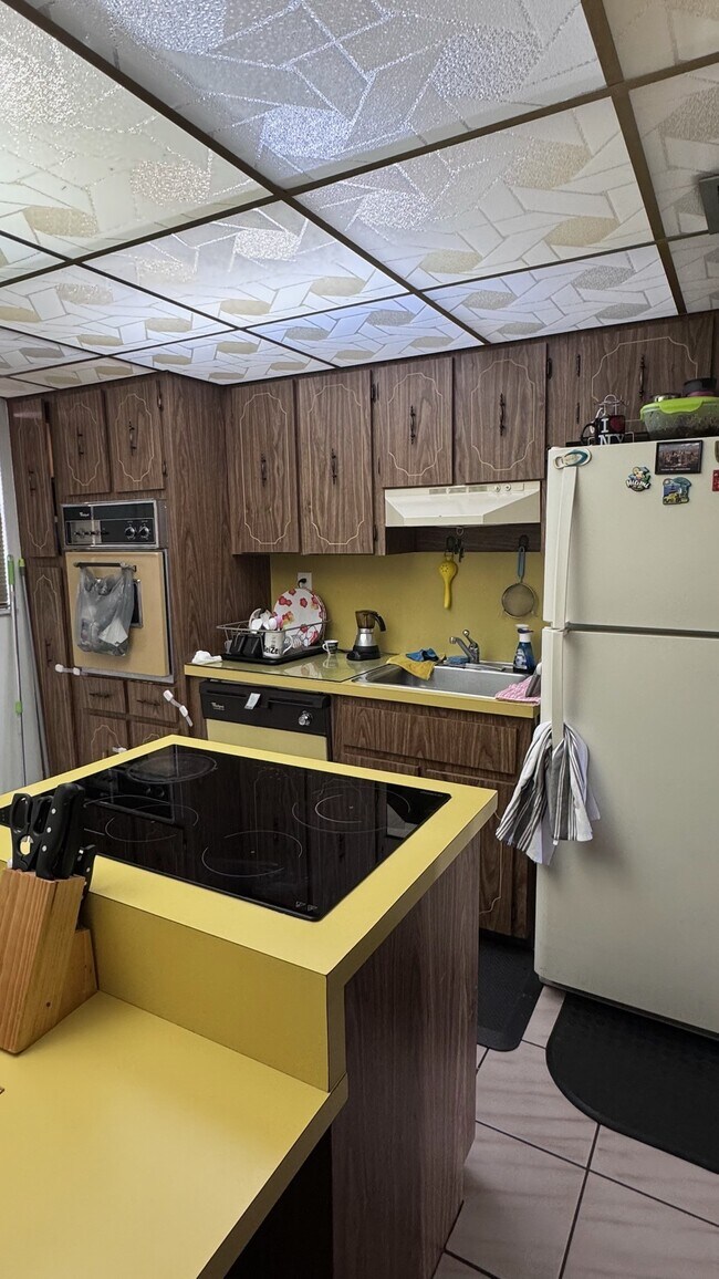 Building Photo - 1900 W 54th St