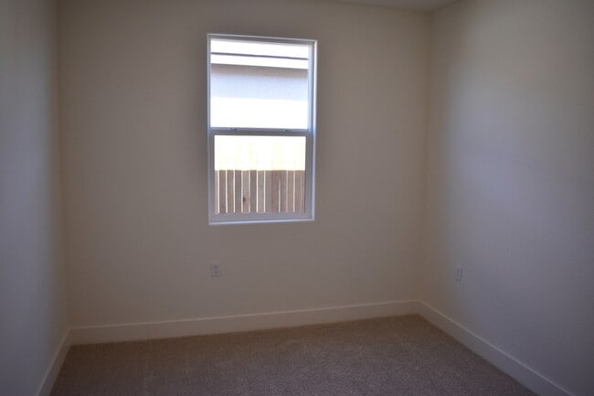 Building Photo - 744 Stephanie Dr