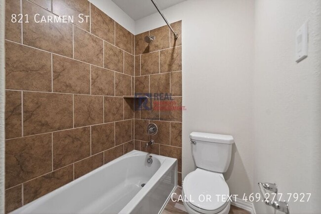 Building Photo - 821 Carmen St