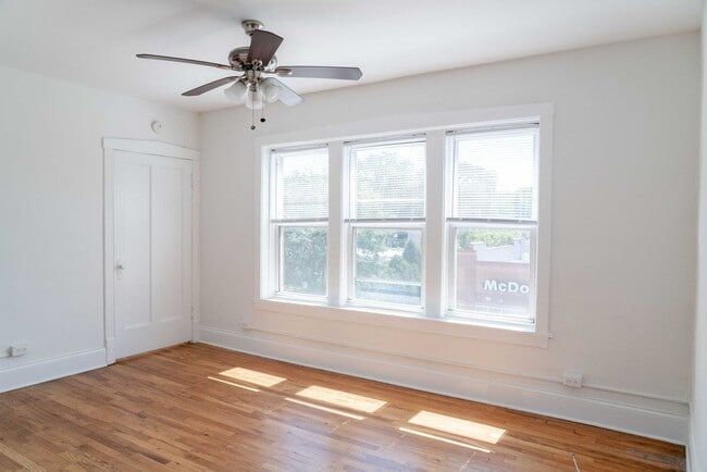 Building Photo - Albany Park - 1 Bed / 1 Bath - Dog Friendly!
