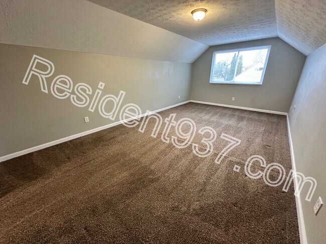 Building Photo - 4 Bed 2 Bath