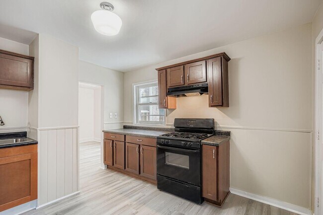 Building Photo - 84 Isabel St W