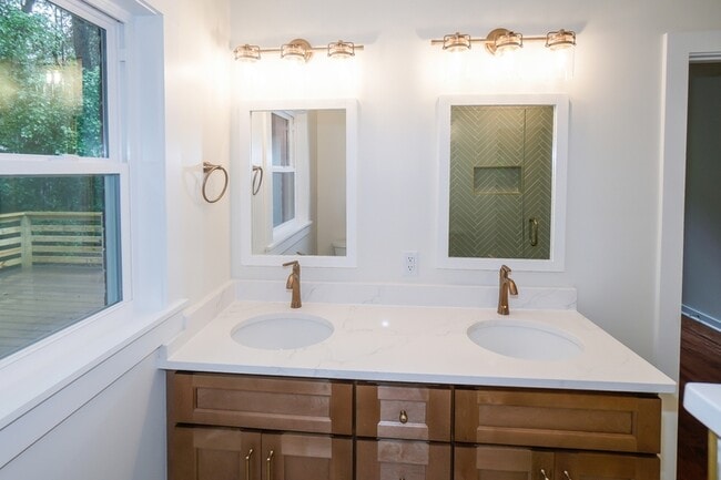 Building Photo - 440 S May St