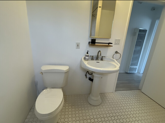 Large bathroom - 635 Palms Blvd