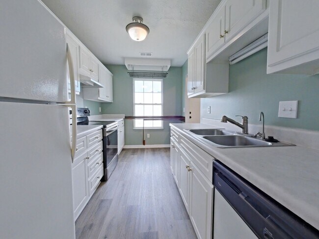 Building Photo - Updated 2 bed-2 bath townhome available NOW