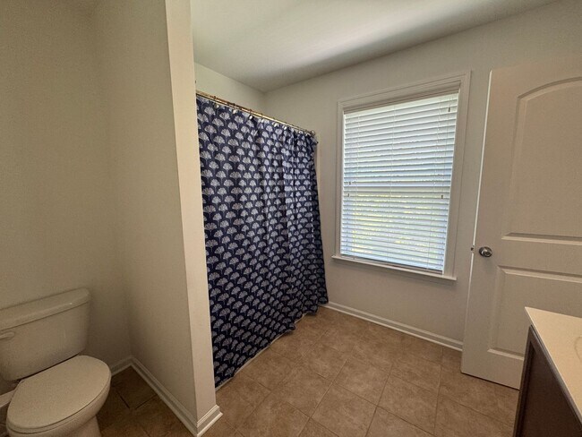 Building Photo - **Move-In Special of $500 off the first full months rent**