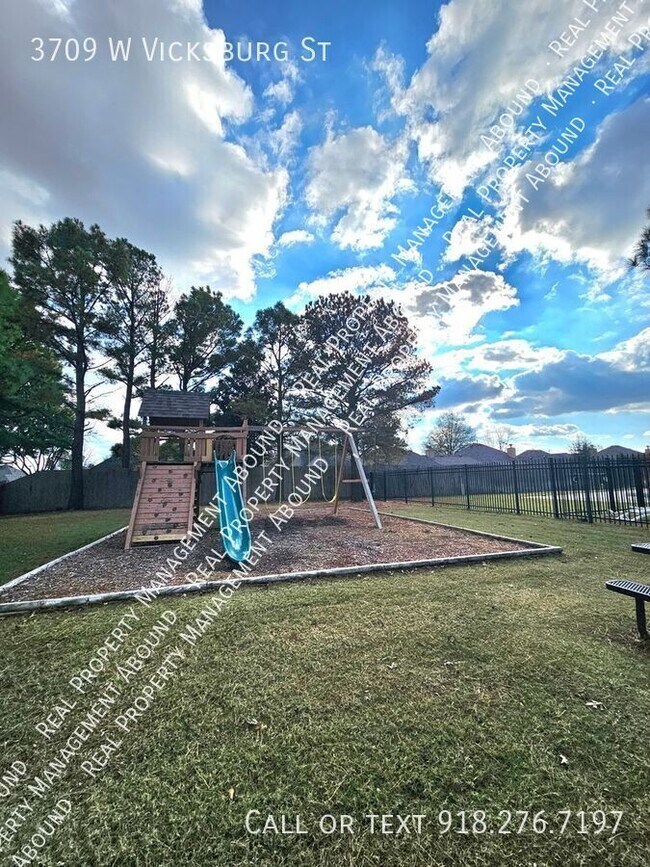 Building Photo - 3709 W Vicksburg St