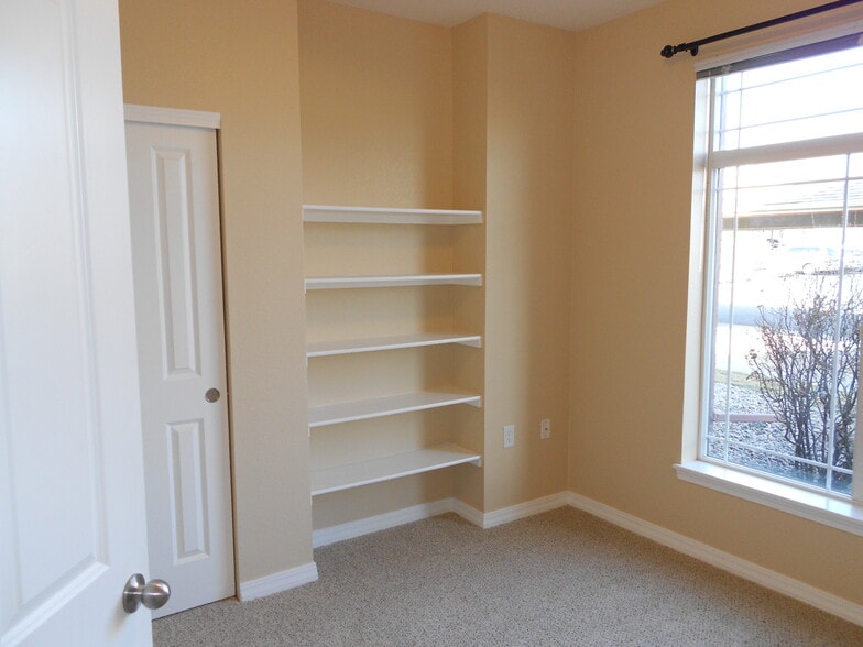 Building Photo - 2450 Windrow Dr