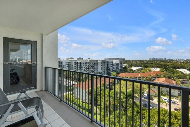 Building Photo - 3200 Port Royale Dr N