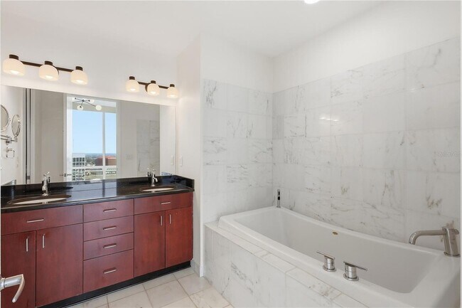 Building Photo - 150 E Robinson St