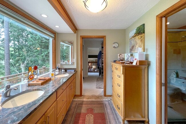 Building Photo - Fully Furnished Home