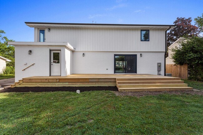 Building Photo - Four bedroom executive rental available now in Champaign's sought after Devonshire neighborhood!