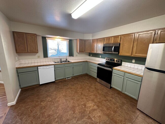 Building Photo - 4 Bed 4 Bath in Constitution Hills!!