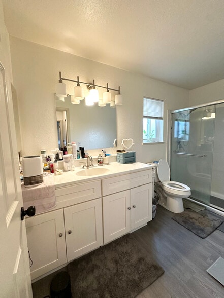 Building Photo - 1960 Grande Cir