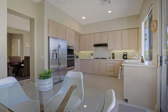Building Photo - 425 Desert Holly Dr