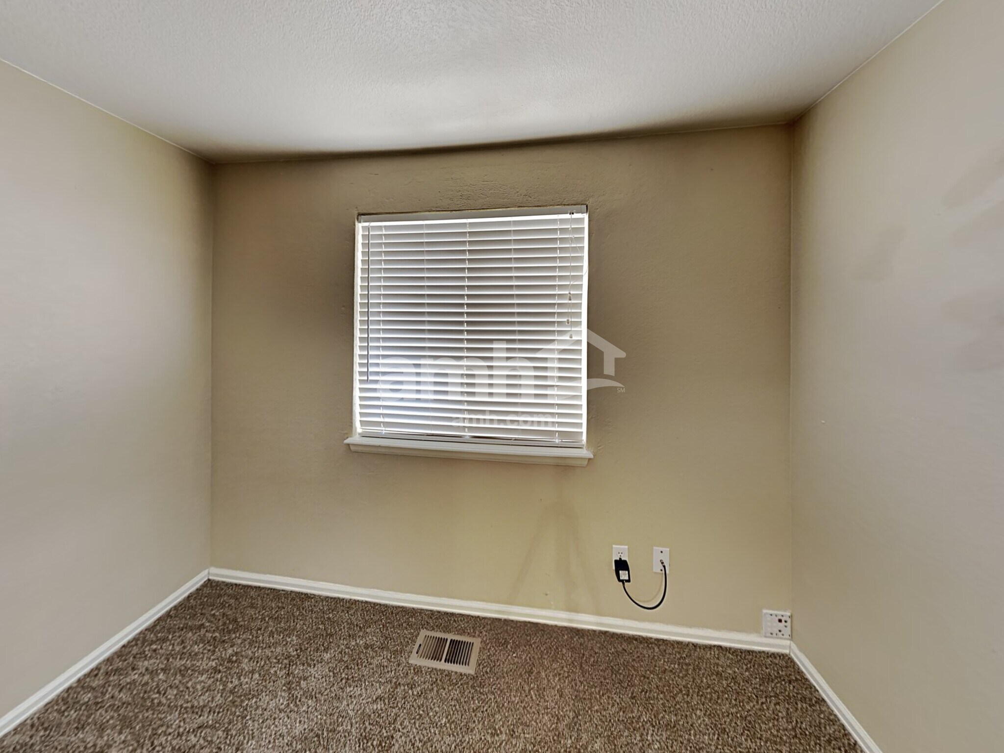 Building Photo - 13985 Elm St