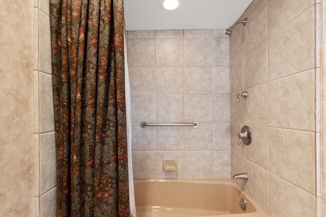 Building Photo - 8423 E Thunderbird Rd