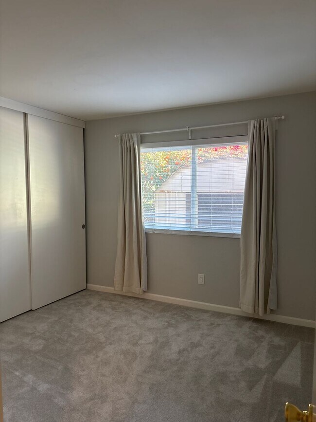 Building Photo - Nice 4 bedroom, 2 bath home