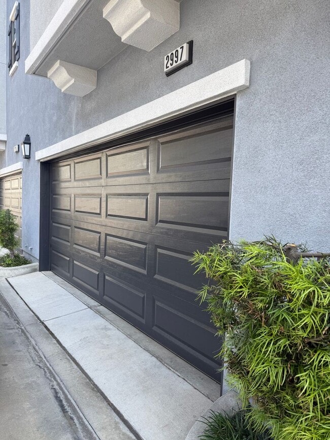 Building Photo - 2 Bedroom, 2.5 Bath Tri-level townhouse in Signal Hill