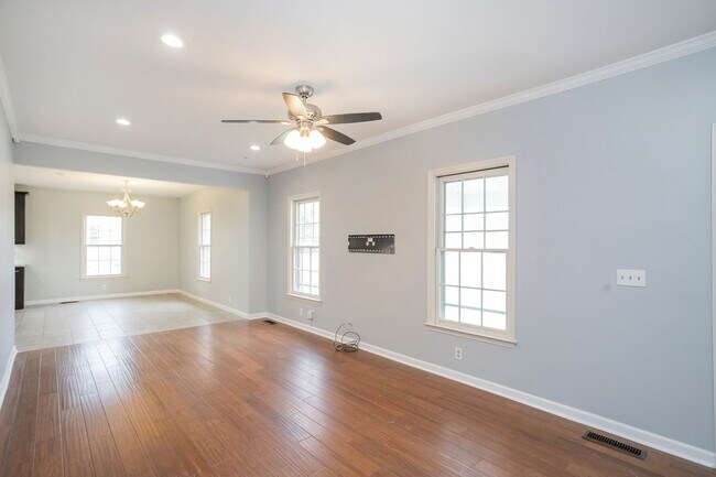 Building Photo - Lovely Home in Old Hickory