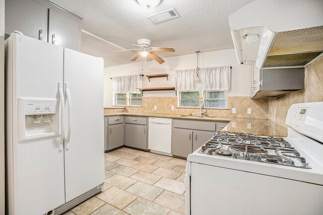 Building Photo - 1526 15th Ave N