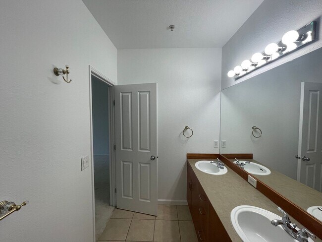 Building Photo - Sammamish Townhouse...
