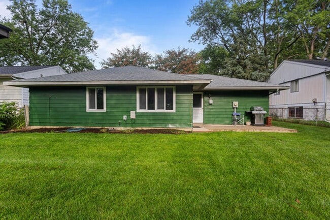 Building Photo - Fully remodeled 3 Bedroom - Available Now