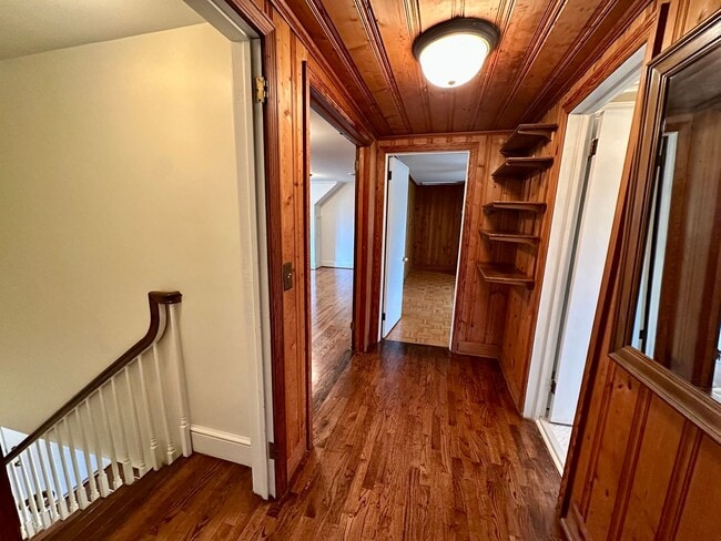 Building Photo - Charming 5 Bedroom Home Close to Everything!